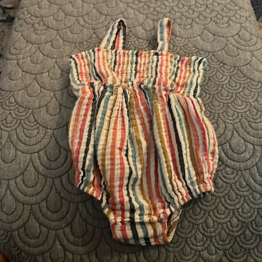 old navy striped bubble romper. 18-24m. muslin